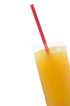 用紅稻草在高玻璃杯里喝冷飲