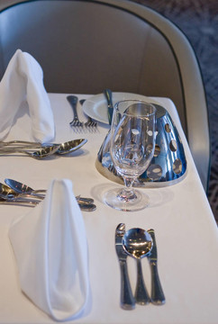 白色亞麻布上的銀和水晶