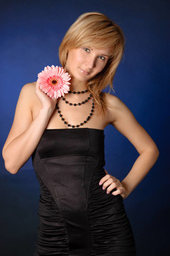 美麗的女孩與花。
