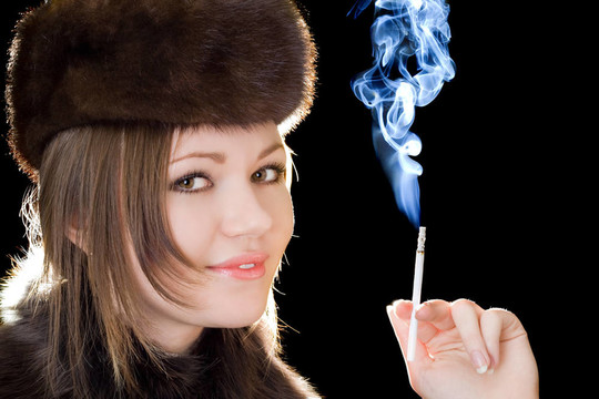 面帶微笑的年輕女士用香煙的肖像