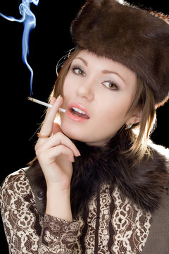 帶香煙的年輕女士肖像
