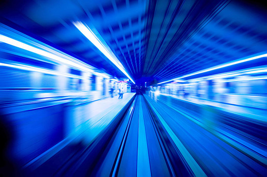 快速列車通過火車站。