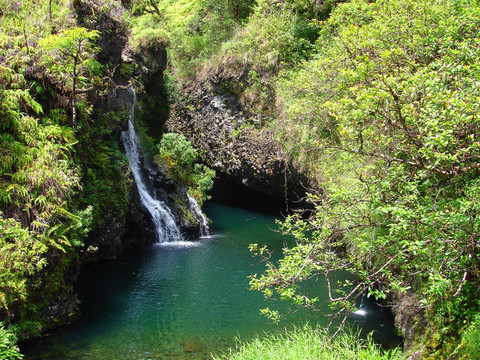 沿著哈納之路瀑布；毛伊島；夏威夷