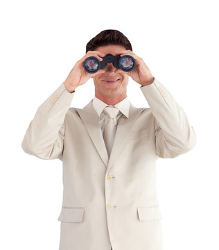 男人看著前方通過binnoculars