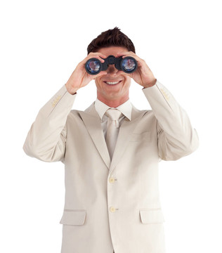 男人看著前方通過binnoculars