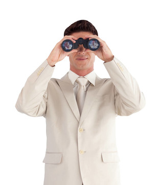 男人看著前方通過binnoculars