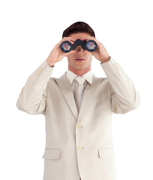 男人看著前方通過binnoculars