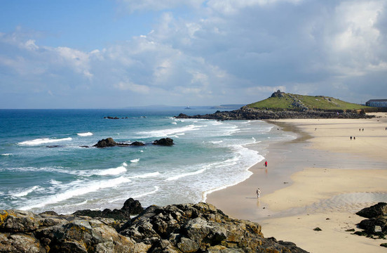 在圣·艾夫斯海灘低porthmeor大潮；康沃爾；英國