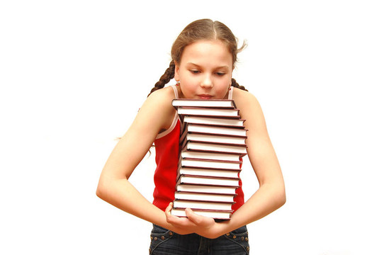 十幾歲的女孩與堆棧的書(shū)籍