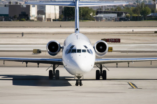 在機場上飛機