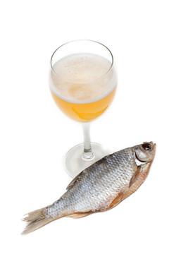 杯啤酒和干魚