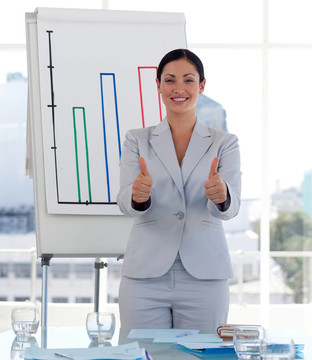女企業(yè)家豎起大拇指
