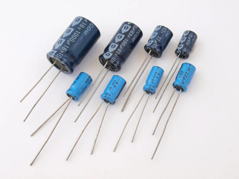 各種電容器。