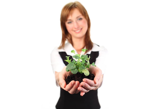 抱著植物的女人
