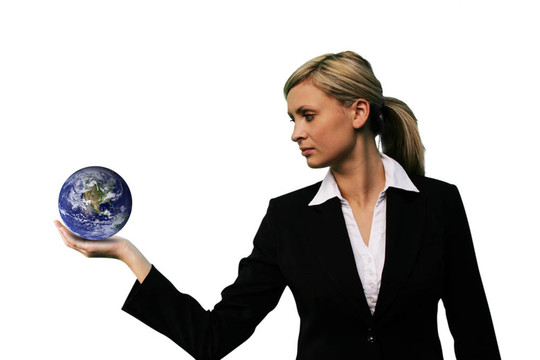 生意的女人舉著一個(gè)地球-地球的nasa.0rg客套包裝形象