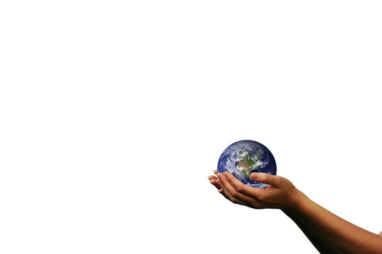 生意的女人舉著一個(gè)地球-地球的nasa.0rg客套包裝形象