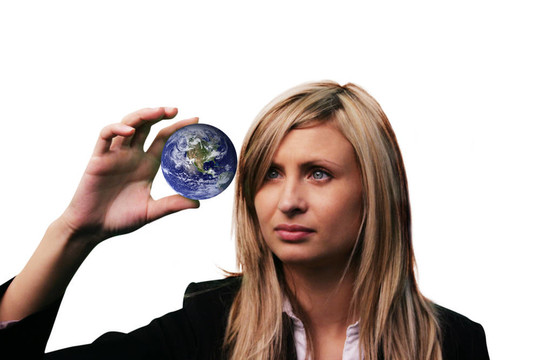 生意的女人舉著一個(gè)地球-地球的nasa.0rg客套包裝形象
