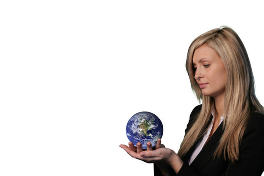 生意的女人舉著一個(gè)地球-地球的nasa.0rg客套包裝形象