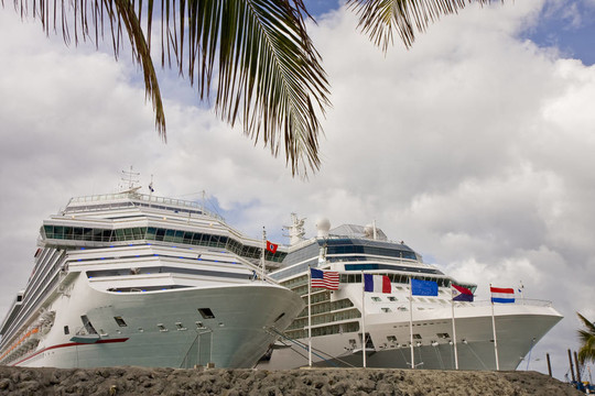 兩個(gè)游船過(guò)去棕櫚樹