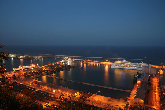 巴塞羅那夜間港口