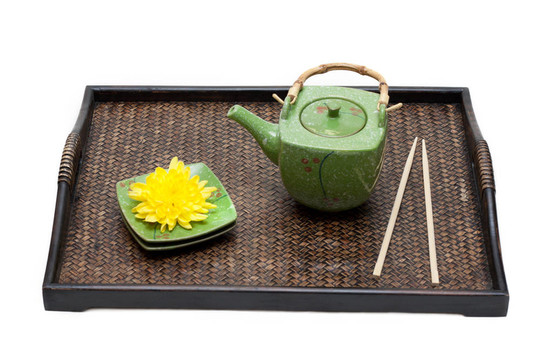 竹托盤；綠色陶瓷茶壺