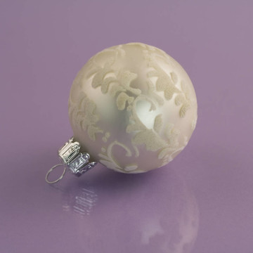 紫色背景上的圣誕球