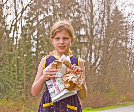 女孩擔(dān)心亂扔垃圾的環(huán)境