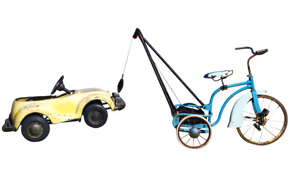 在兩個玩具車三輪車