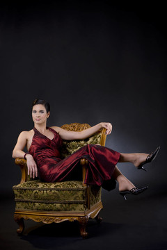 坐在扶手椅上的女人