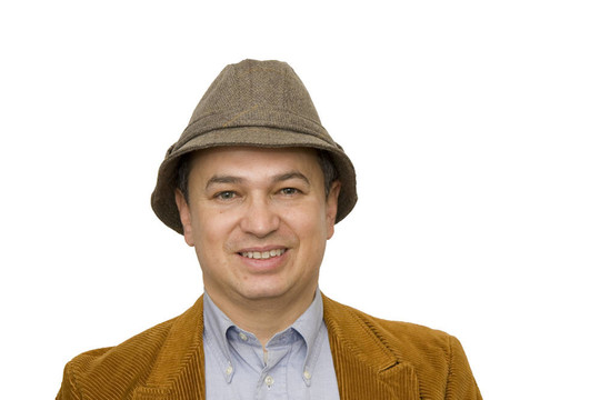 戴帽子的男人微笑的靠近