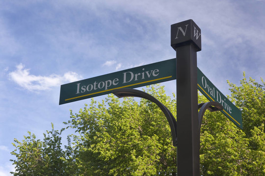 同位素驅動-校園街標志