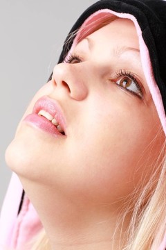 迷人的年輕女人接近