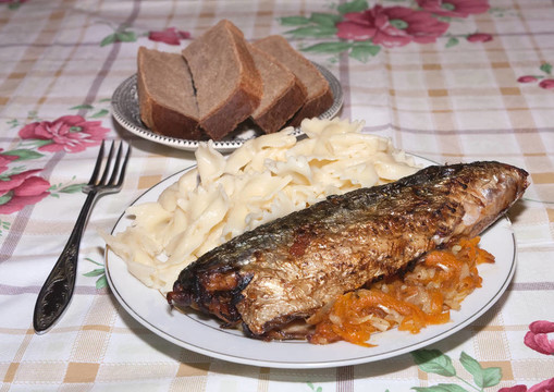 煎鯖魚和通心粉