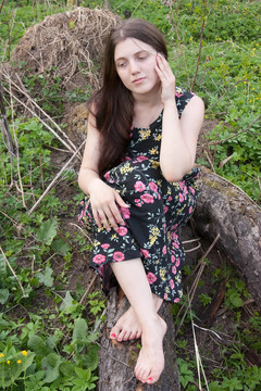 春天花園里的年輕女人