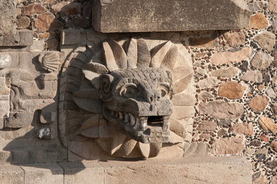 古老的前西班牙神（Jaguar）在Teotihuacan墨西哥金字塔圖像；