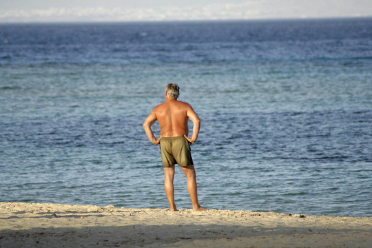 男人在海灘上