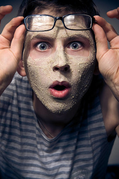 滑稽的男人戴著面具和眼鏡