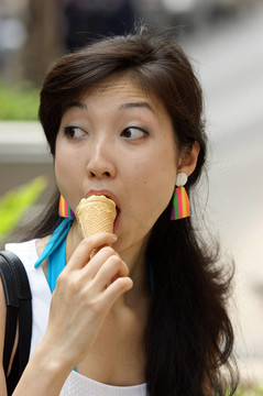 一個(gè)亞洲婦女吃冰淇淋的畫像
