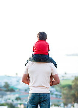 年輕人給孩子背上騎
