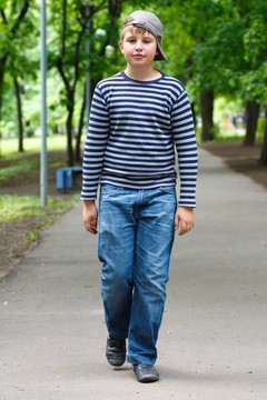 男孩在公園里