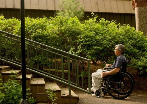 男人坐在輪椅上