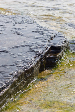 海岸線上的巖石架