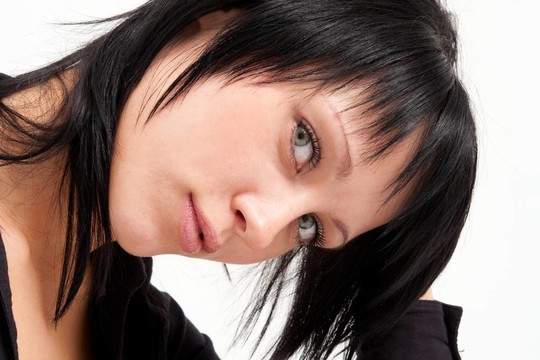 迷人的年輕女人接近
