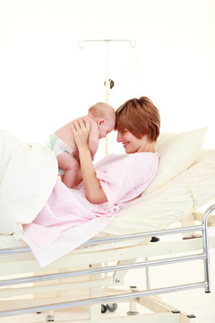 母親吻她的新生嬰兒