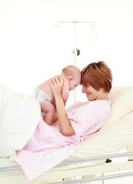 母親擁抱她的新生嬰兒