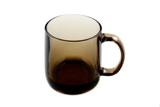 白色的單空棕色玻璃杯