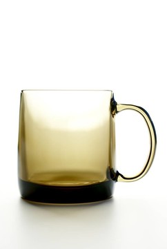 白色的單空棕色玻璃杯