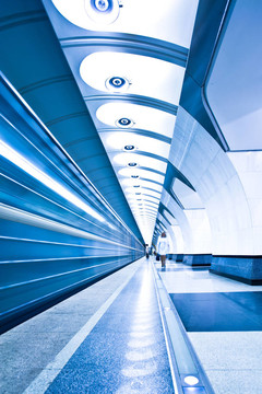 地鐵站臺列車