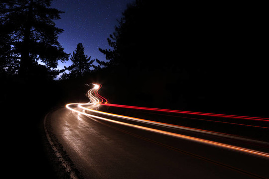 汽車光徑在山上星夜