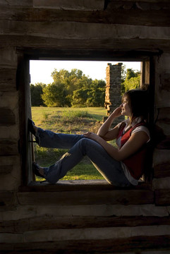 小女孩在客艙窗口